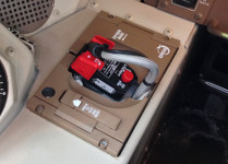 Captain's oxygen mask storage